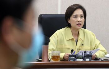유은혜 “감염통제 가능…등교 못하면 올해 수업 원격으로 대체해야”