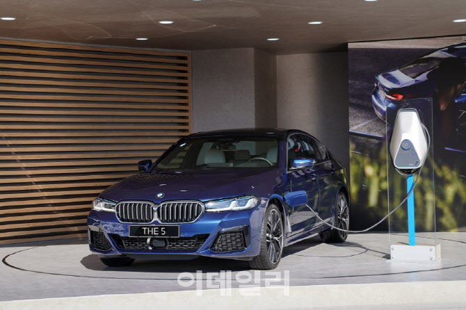 한국인이 사랑한 BMW 5시리즈..신형 모델 PHEV 엔진 추가