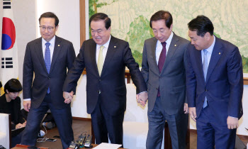 "靑, 제1야당 독대하라"던 민주, 정권 잡으니 "정의당도…"