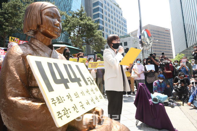 [포토]수요집회에서 경과보고 하는 이나영 이사장