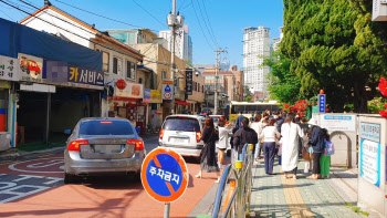 '민식이법' 시행 후 첫 등교…학교앞 불법 주·정차 여전