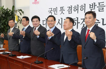 통합당·한국당 합당 선포..113일만