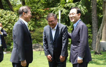 文 “날이 반짝반짝”…주호영 “다 가져간다 이런 말하면”
