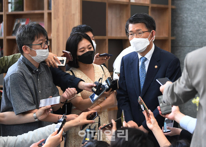 [포토]은성수 위원장, '기안기금 운용, 고용안정이 목표'