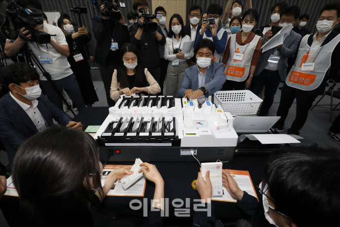 [포토]중앙선거관리위원회, 사전투표 및 개표 공개 시연