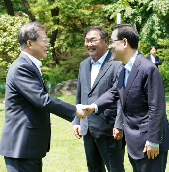 文대통령 “정무장관 신설, 의논해보라”..3차 추경 조속 통과도 당부