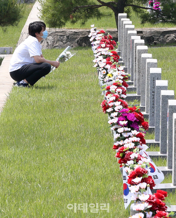 [포토]꽃다발 들고 묘역 찾은 유가족