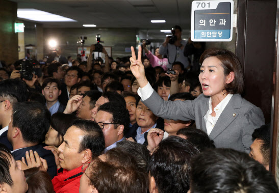 '패트 충돌' 정식 공판, 또 연기…한국당 측 "범죄 성립 안 돼"