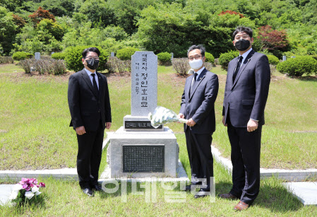 [포토]박원주 특허청장, 대전현충원 정인호 애국지사 묘역 참배
