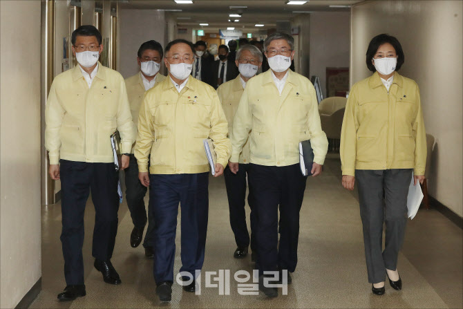 [포토]브리핑실 향하는 국무위원들