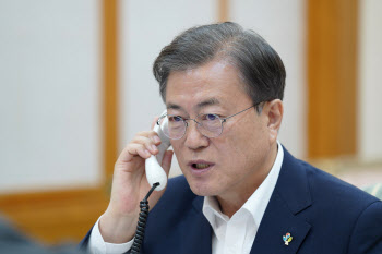 ‘中 노골적 배제’ 트럼프 초청에 文대통령 호응..안갯 속 한중 관계