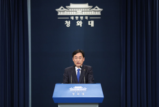靑 “文 방미 성사시 G7 옵서버 아냐…G11·G12 국제체제 정식멤버”(상보)