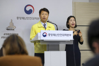 "수도권 강화된 생활방역 연장?…상황 더 지켜봐야"