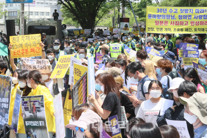 [포토]수요집회 옆에서 맞불집회 이어가는 보수단체