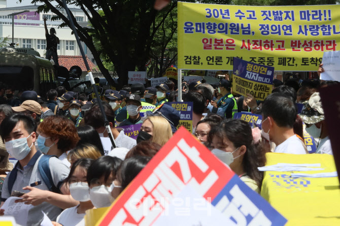 [포토]수요집회 옆에서 '소녀상 철거' 요구하는 보수집회