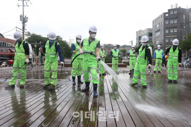 [포토]코로나19 예방을 위해 성북천 분수광장 물청소