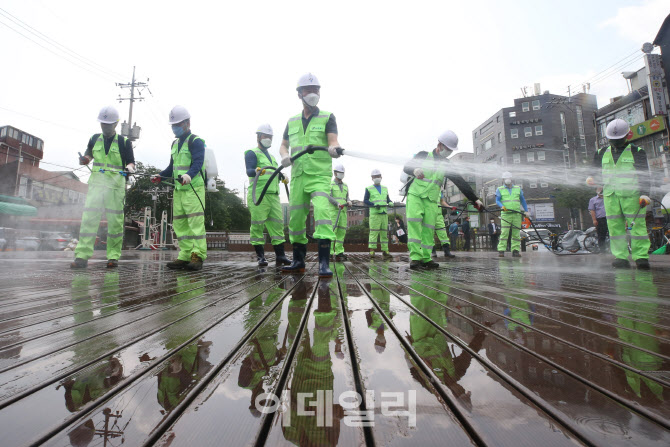 [포토]성북천 분수광장, 코로나19 예방을 위해 물청소