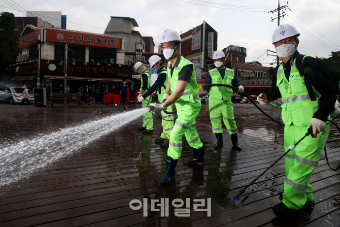 [포토]물청소 집중하는 이승로 성북구청장과 직원들