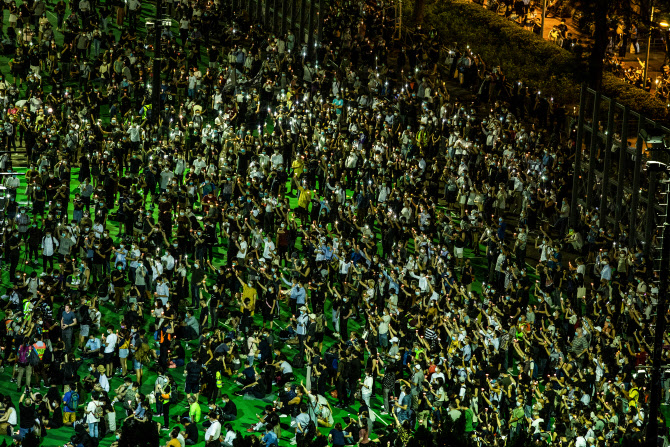 홍콩, 집회금지·코로나 감염 우려에도…톈안먼 31주년 대규모 촛불시위