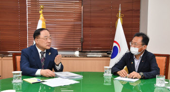 김명환 민주노총 위원장·홍남기 부총리 면담…"노사정 대타협"(종합)
