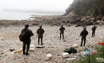 철책 없애고 병력 주는데…軍 경계실패의 '이면'