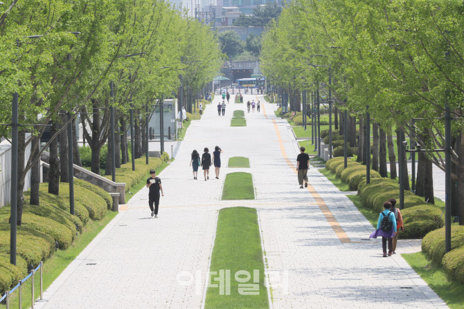 [포토]축제 시즌, 대학가 코로나19로 연기·취소