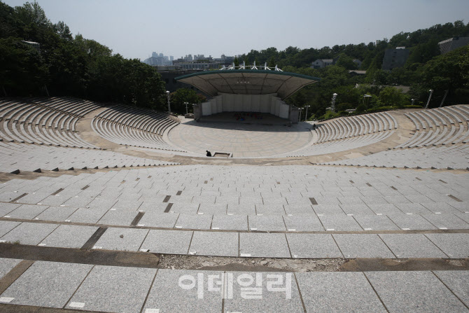 [포토]코로나19로 고요한 노천극장