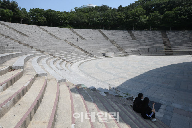 [포토]축제기간 북적이는 노천극장, 코로나19로 한산