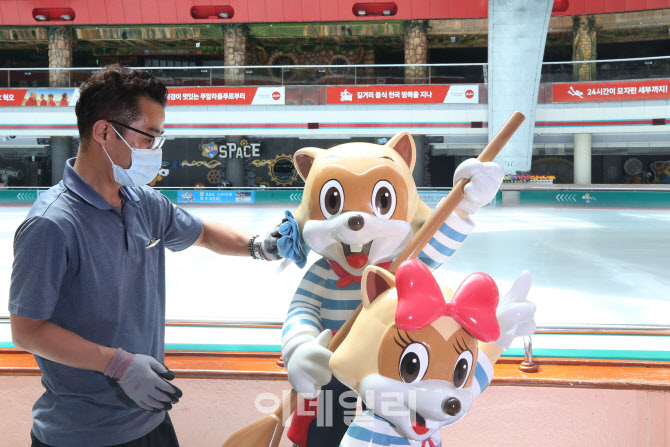[포토]롯데월드 캐릭터를 닦는 관계자