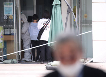 서울 코로나19 확진자 1000명 넘었다…2차 대유행 불붙나