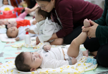 무료 가사돌봄·예방접종…서울 자치구들 `맞춤형 산모지원` 경쟁