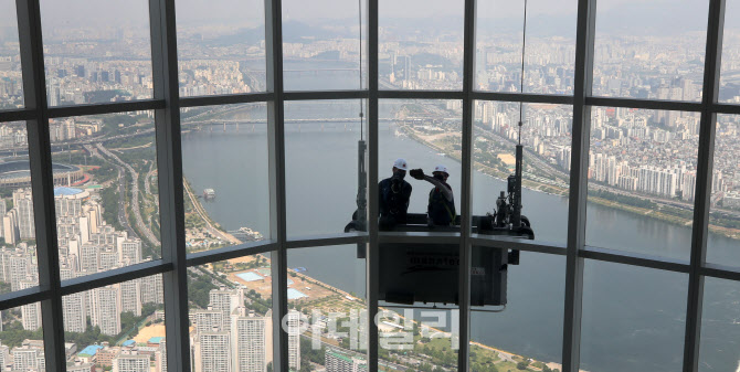 [포토]롯데월드타워, 아찔한 유리창 대청소