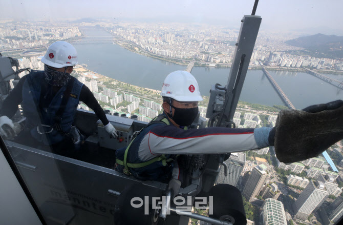 [포토]'아찔한 고공 유리창 닦기'