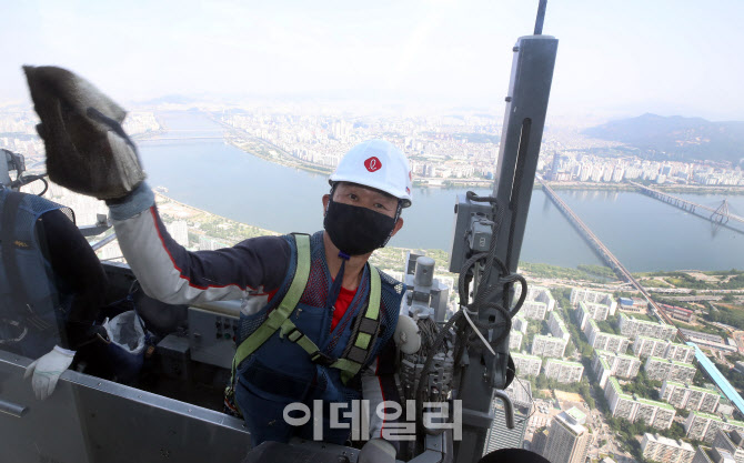 [포토]'깨끗하게 단장하는 롯데월드타워'