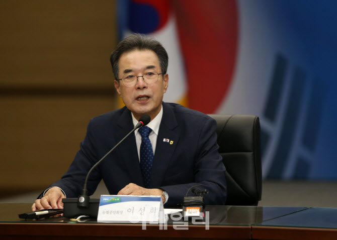 [포토] 이성희 농협회장, '끝까지 찾아야 할 태극기'