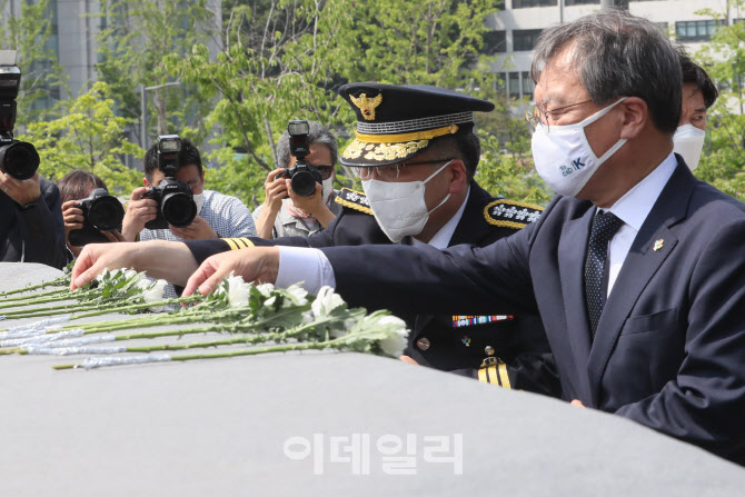 [포토]민갑룡 경찰청장, 이한열 열사 기념비에 헌화