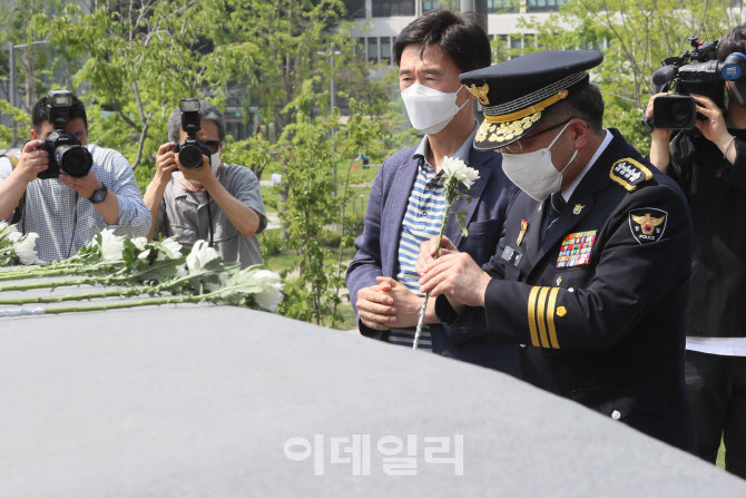 [포토]헌화하는 민갑룡 경찰청장