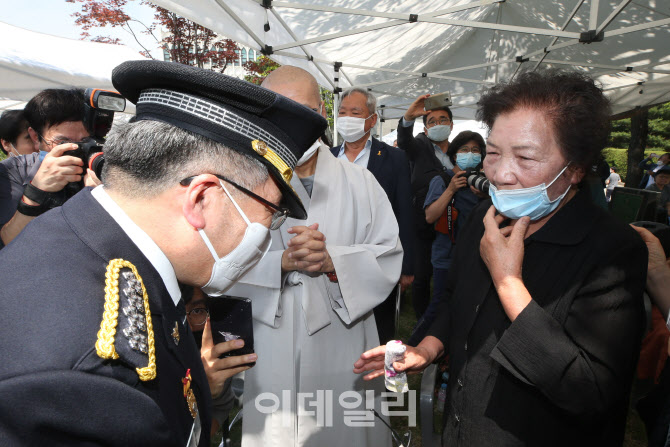 [포토]이한열 열사 어머니 찾아 인사하는 민갑룡 경찰청장