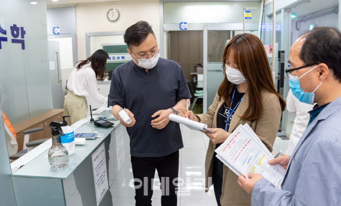 유·초중고 512곳 등교 연기…“학원도 QR코드 출입명부 도입”