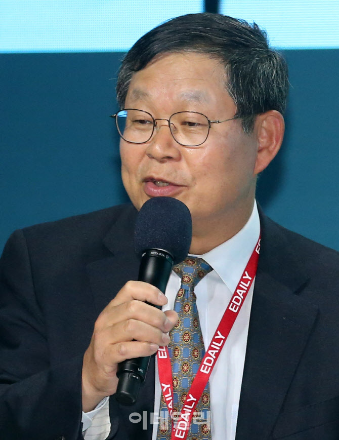 [포토]'제11회 이데일리 전략포럼' 세션2 사회보는 김용근 한국경영자총엽회 부회장