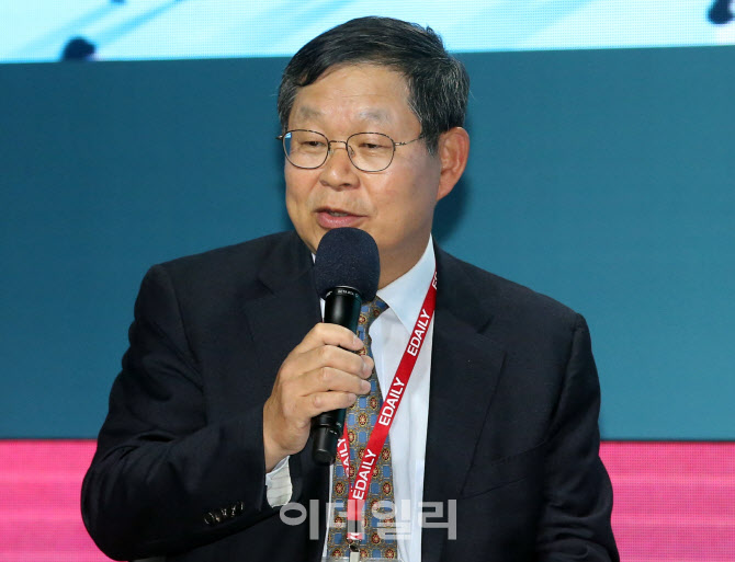 [포토]'제11회 이데일리 전략포럼' 세션2 사회보는 김용근 경총 부회장