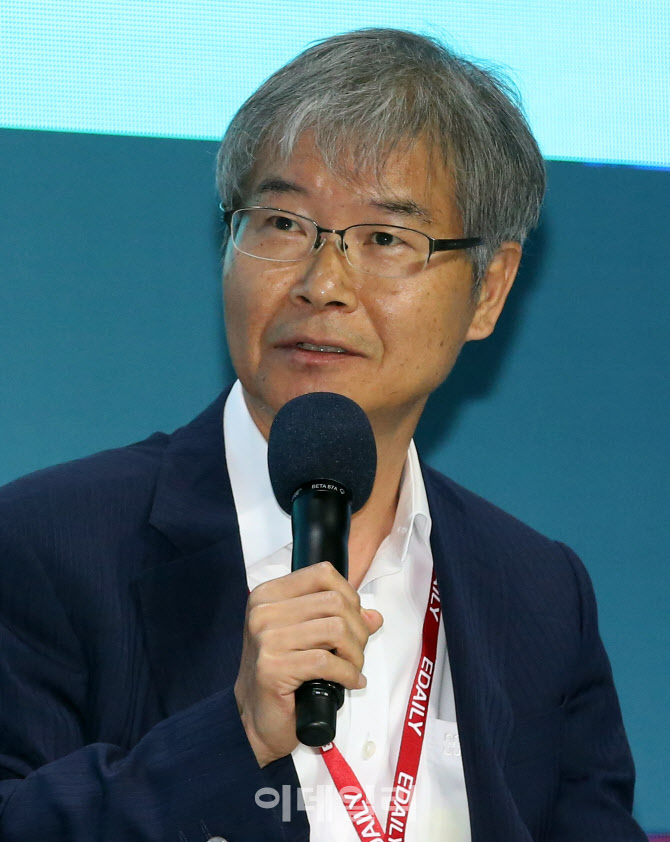 [포토]'이데일리 전략포럼'에서 토론하는 이정식 서울대 객원연구원