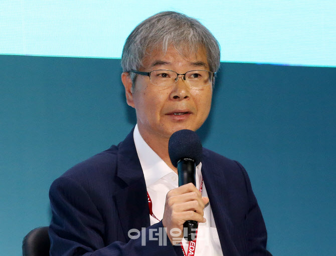[포토]'제11회 이데일리 전략포럼'에서 토론하는 이정식 서울대 객원연구원