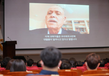 제러미 리프킨 “20년 내 탄소 기반 문명 못 벗어나면 기후재앙”