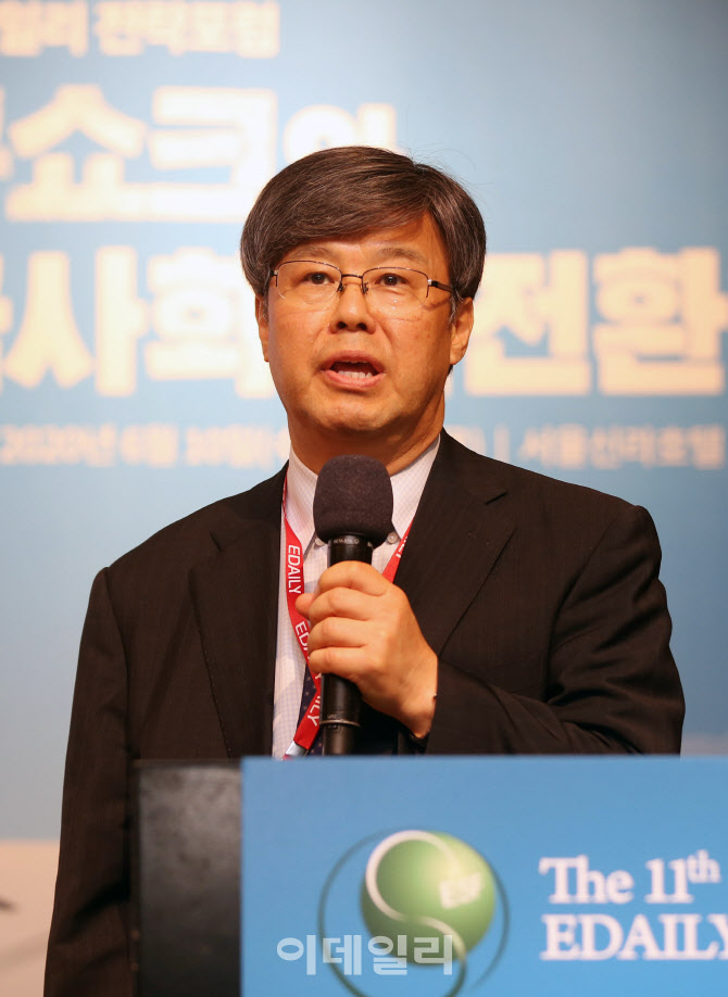 [포토] '인구 고령화, 제약산업에 황금기회' 강연하는 서동철 교수