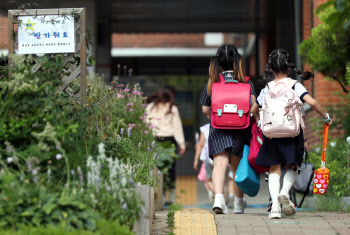 쿠팡發 감염우려 걷히자 등교중단 학교 512곳→16곳