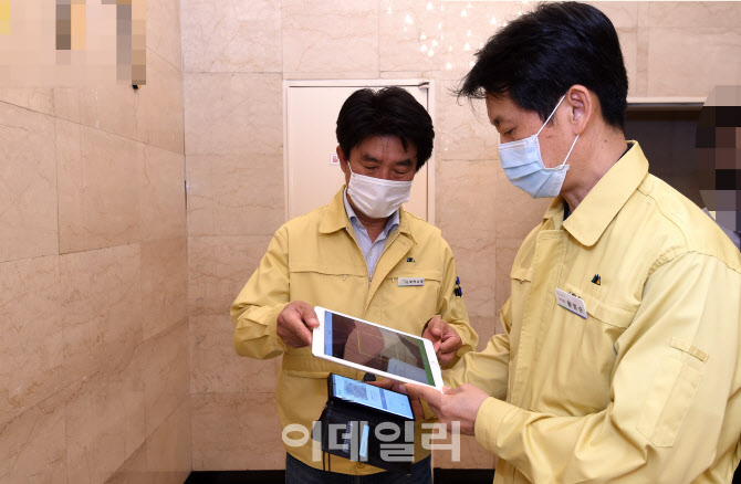[포토]14일 밤 유흥업소 전자출입명부 점검하는 황범순 의정부시 부시장