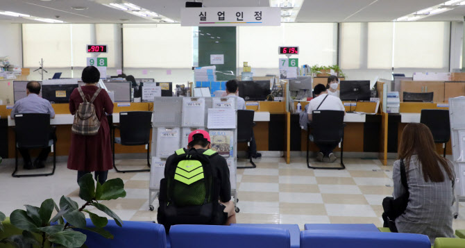 신규실업자 73.5만명 사상최대…100만 일시휴직자 '시한폭탄'