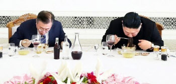 "처먹을 땐 요사 떨더니? 옥류관 냉면 입맛에 안 맞아"
