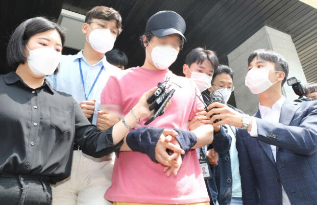 서울역 폭행범, 영장 또 기각…法 “조현병에 따른 우발 행동”